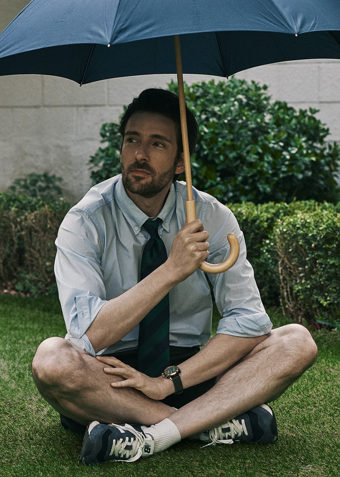 우산을 들고있는 남자를 찍은 패션 룩북 브랜드는 리넥츠